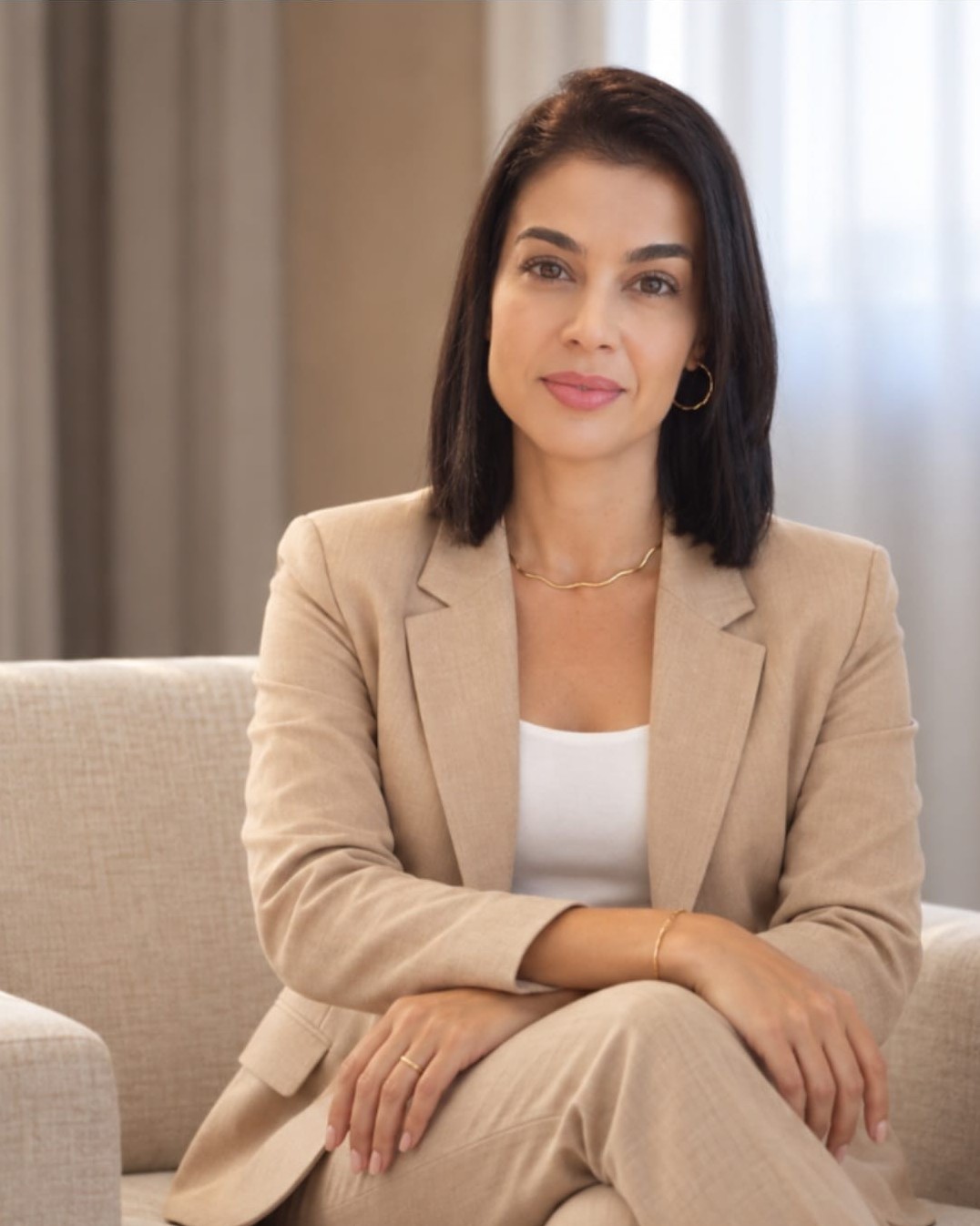 Sara Elias, psicóloga clínica, sentada em sua poltrona de atendimento